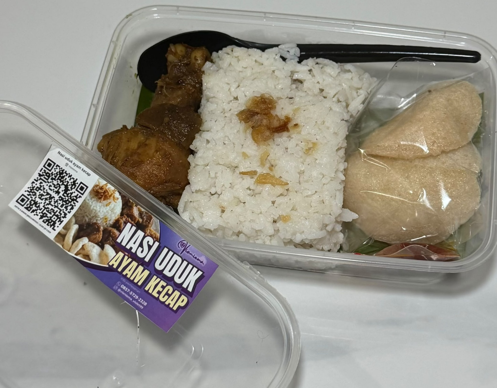Arem arem, nasi uduk ayam. Kecap